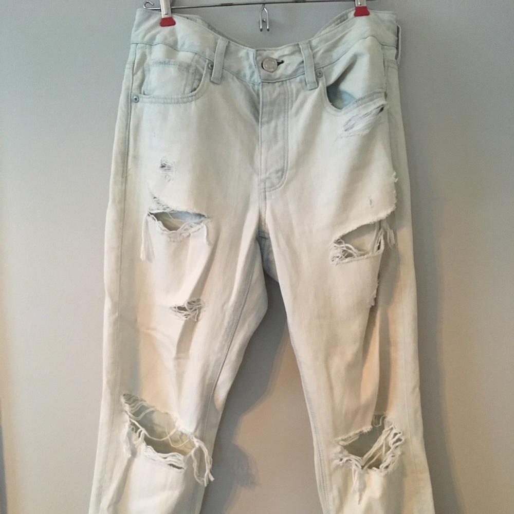 American Eagle Destroyed Tomgirl Jean
